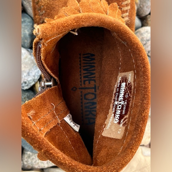 🥾KIDS’ Double Fringe Brown Suede Ankle Boot | Minnetonka Moccasin—2292 | Size 10 - Picture 15 of 17